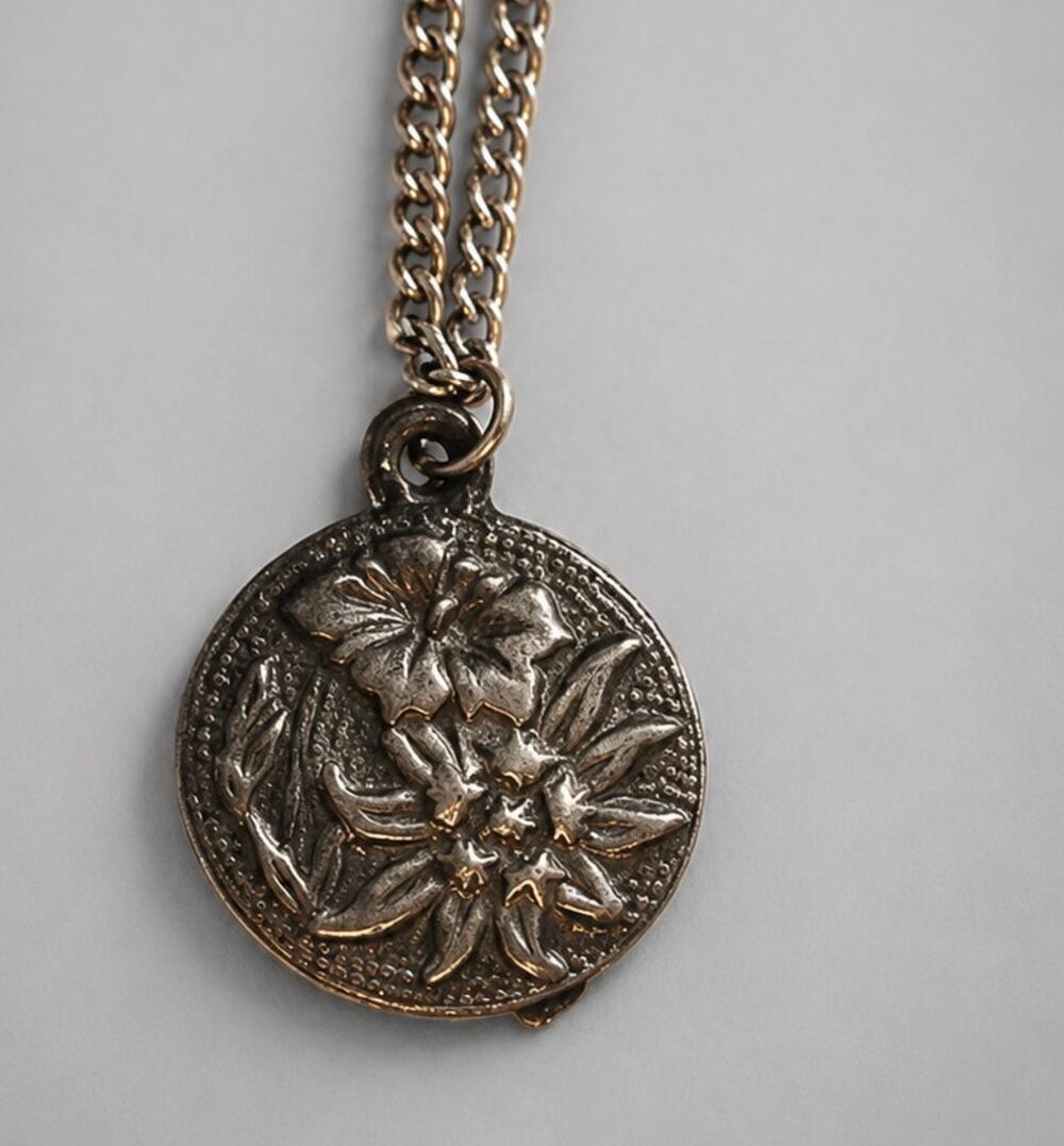 Vintage Pewter-tone Floral Pendant Necklace, Flower Great for Layering sn01-13